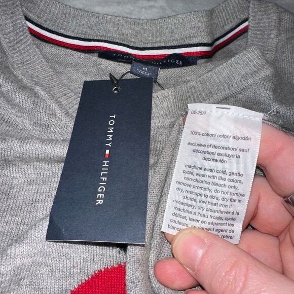 Tommy Hilfiger Women’s Winter Dog Gray Sweater Medium NWT - Picture 7 of 11